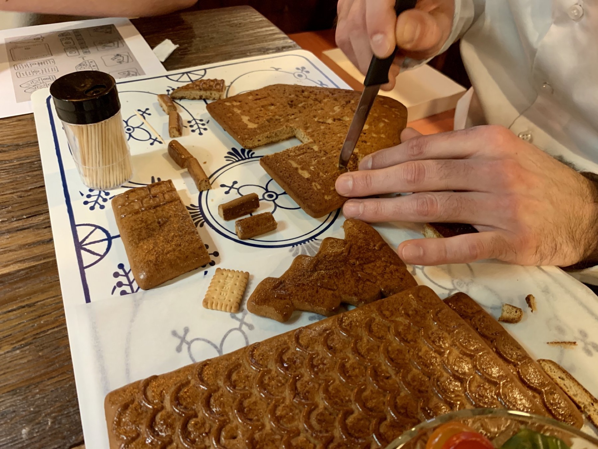 Lebkuchenhausbau: backen während des Teamevents